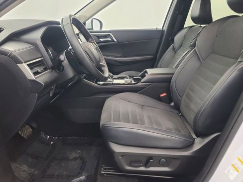 Used 2025 Mitsubishi Outlander SE image 25