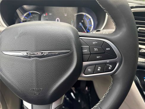 Used 2023 Chrysler Pacifica Touring-L FWD image 20