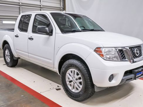 Used 2016 Nissan Frontier SV image 5