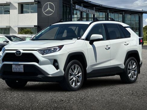 Used 2021 Toyota RAV4 XLE Premium image 8