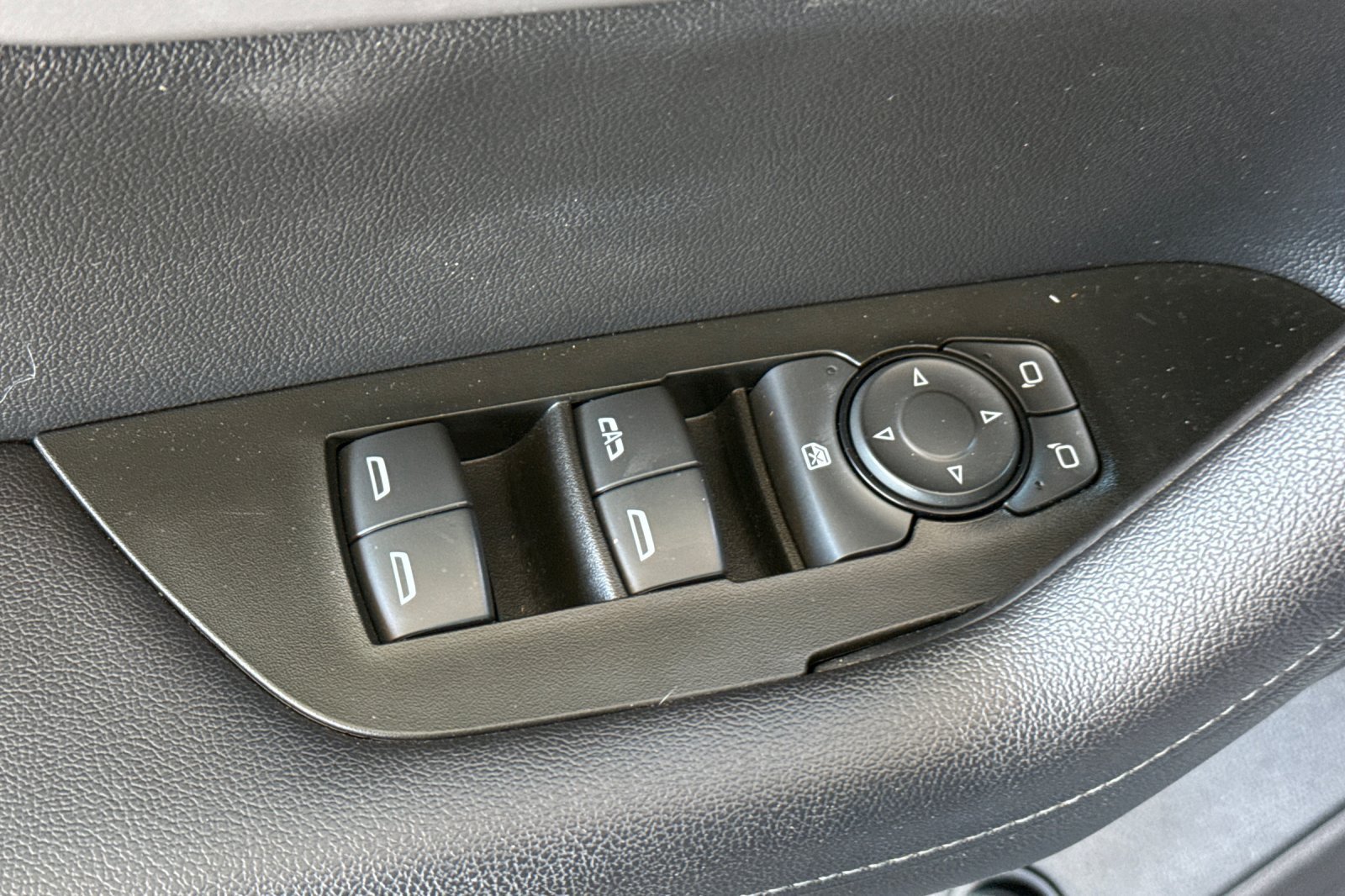 Used 2021 Chevrolet Blazer LT w/ Sound & Technology Package FWD image 18