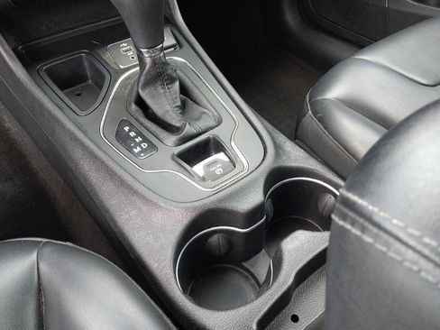 Used 2019 Jeep Cherokee Latitude Plus FWD image 26