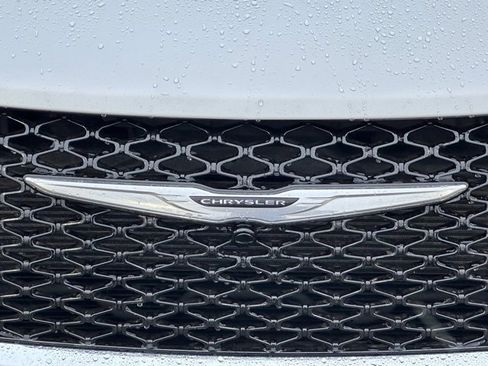 Used 2024 Chrysler Pacifica Touring-L image 10