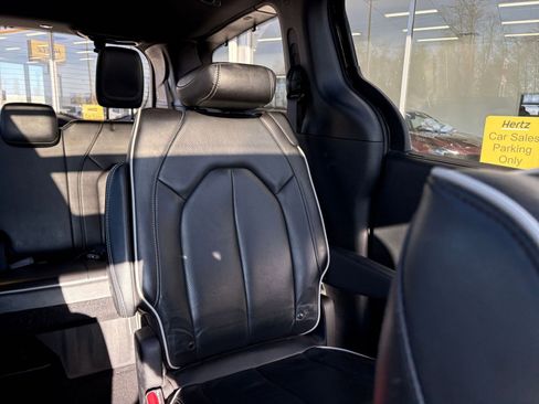 Used 2025 Chrysler Pacifica Limited FWD image 42