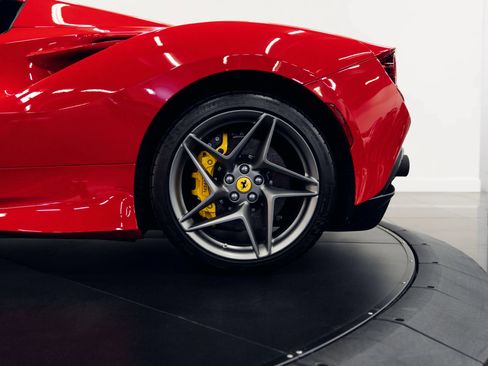 Used 2021 Ferrari F8 Spider image 18