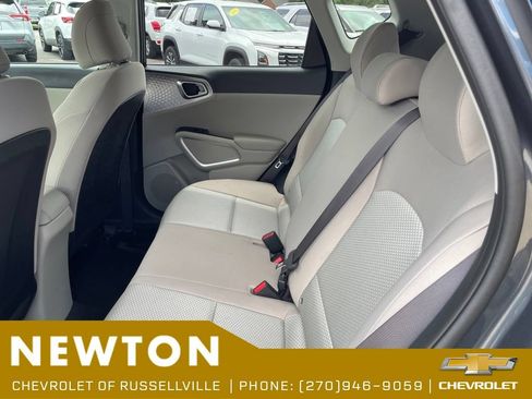 Used 2025 Kia Soul LX w/ LX Technology Package FWD image 32