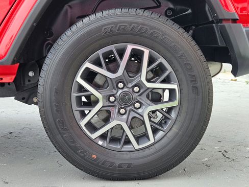 Used 2025 Jeep Wrangler Unlimited Sahara AWD/4WD image 29