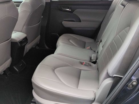 Used 2021 Toyota Highlander XLE AWD/4WD image 21