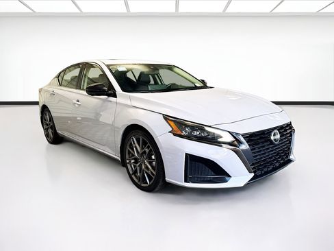 Used 2023 Nissan Altima 2.0 SR image 3