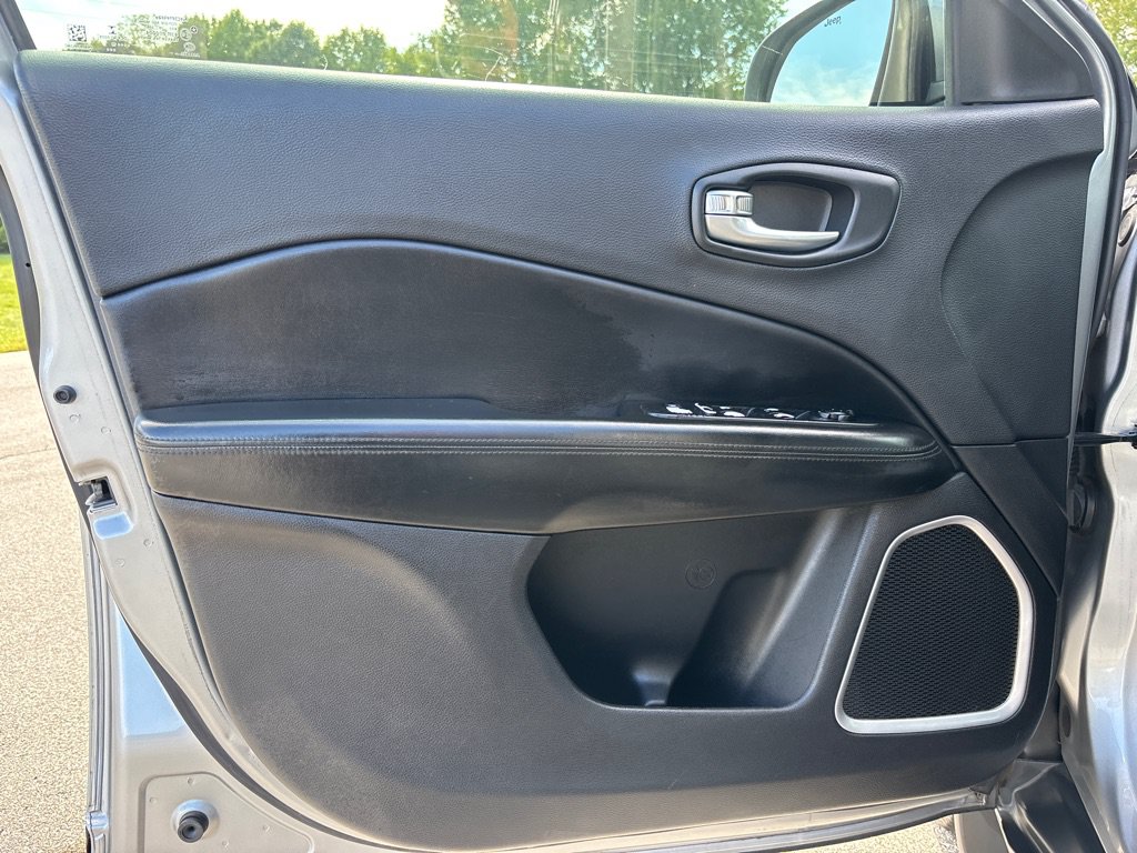 Used 2018 Jeep Compass Latitude w/ Popular Equipment Group FWD image 10