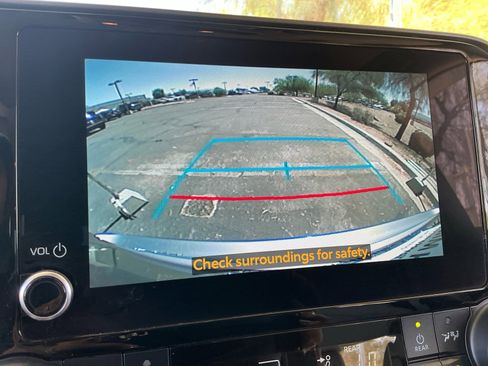 Used 2023 Toyota Highlander XLE FWD image 29