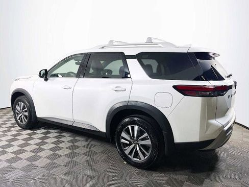 Certified 2025 Nissan Pathfinder SL image 6