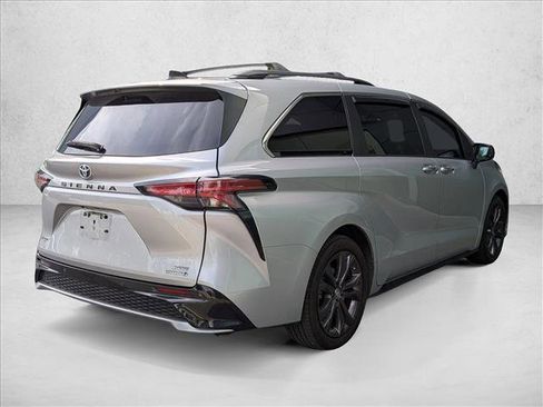 Used 2022 Toyota Sienna XSE w/ XSE Plus Package FWD image 5