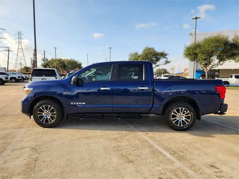 Used 2021 Nissan Titan SV w/ SV Convenience Package image 4