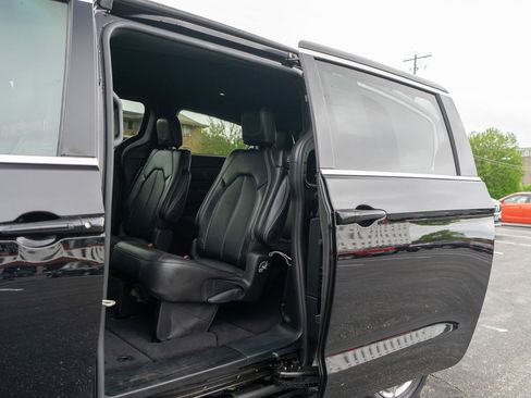 Used 2025 Chrysler Pacifica Select FWD image 28