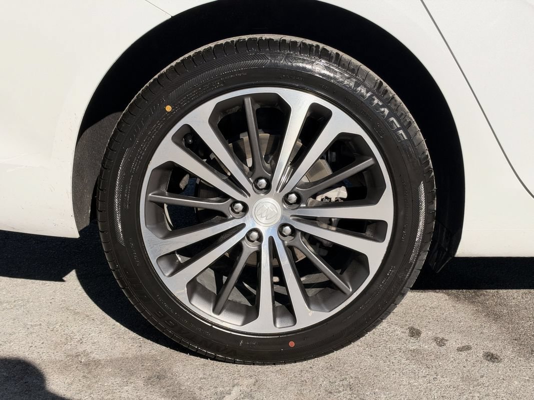Used 2018 Buick Regal Essence w/ Driver Confidence Package #1 FWD image 28