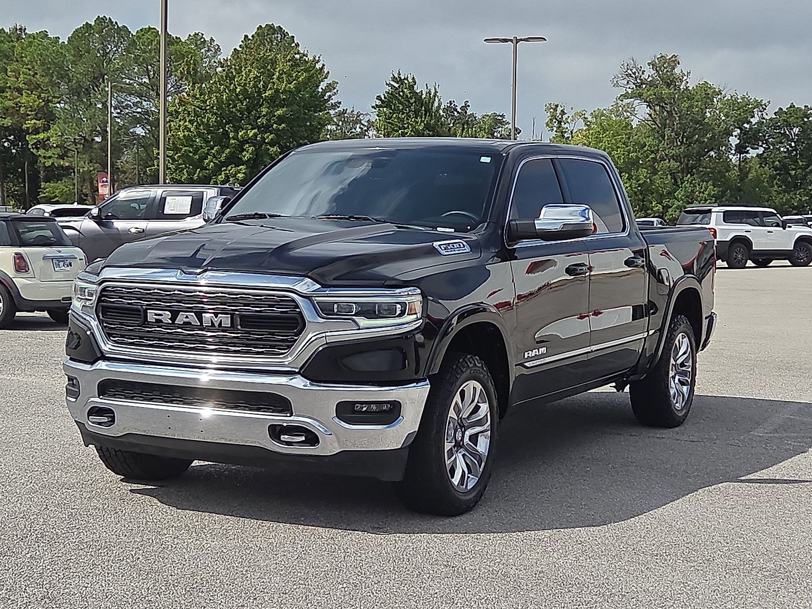 Used 2024 RAM 1500 Limited AWD/4WD image 2