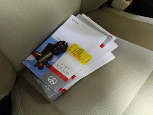 Used 2017 Toyota Corolla LE image 22