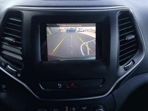 Used 2019 Jeep Cherokee Latitude Plus w/ Comfort/Convenience Group AWD/4WD image 9