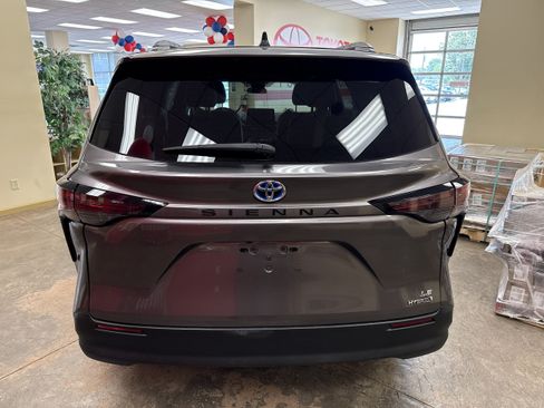 Used 2023 Toyota Sienna LE FWD image 23