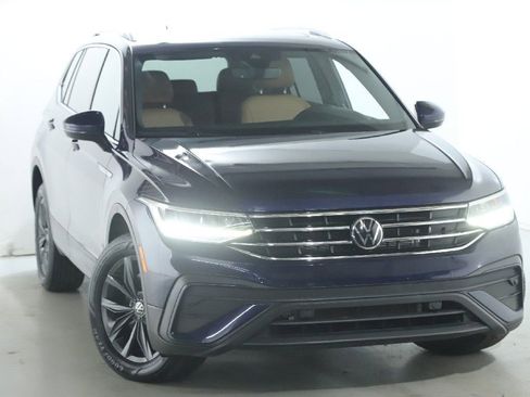 Used 2022 Volkswagen Tiguan SE w/ Panoramic Sunroof Package image 2