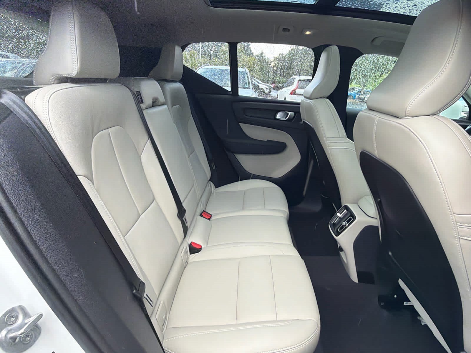 Certified 2024 Volvo XC40 B5 Plus AWD/4WD image 22
