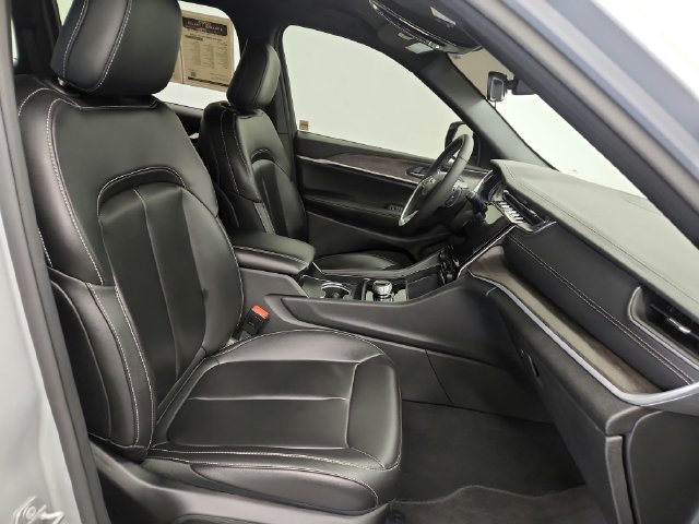 Used 2025 Jeep Grand Cherokee Limited RWD image 21