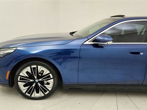 Used 2024 BMW 530i xDrive 530i xDrive w/ Premium Package image 9