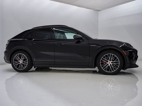 Certified 2025 Porsche Macan 4S Electric AWD/4WD image 9