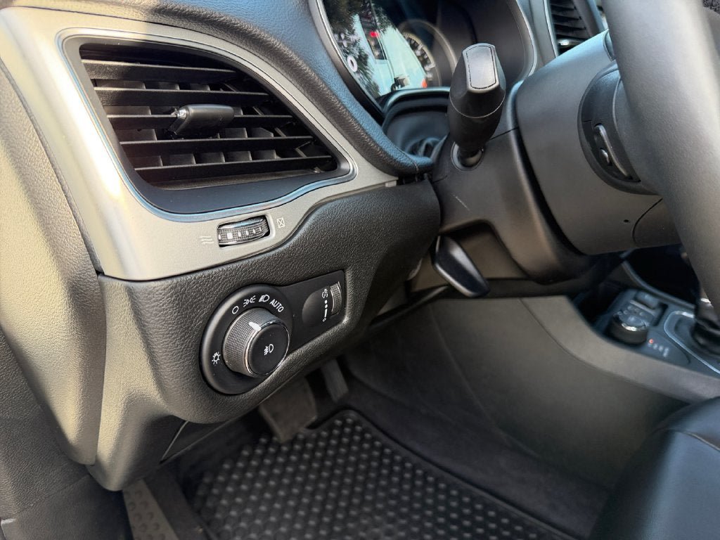 Used 2022 Jeep Cherokee Latitude AWD/4WD image 19