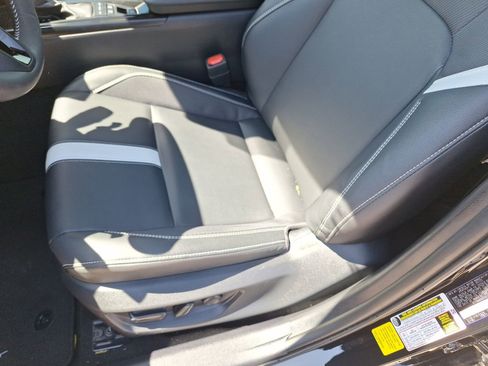 Used 2025 Toyota Camry SE w/ Convenience Package image 16