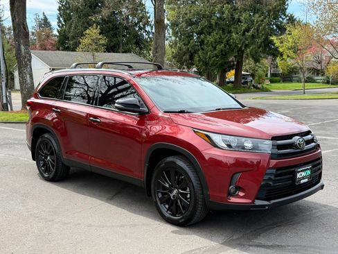Used 2019 Toyota Highlander SE w/ Nightshade Edition image 7