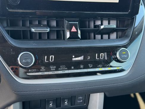 Used 2025 Toyota Corolla Cross XLE w/ Convenience Package image 22