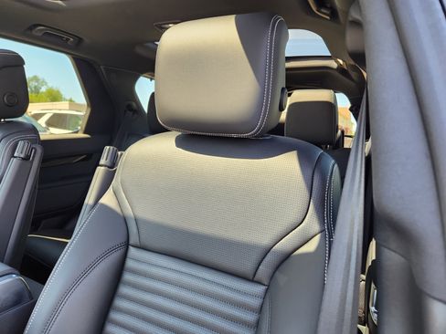 Used 2025 Land Rover Discovery S image 11