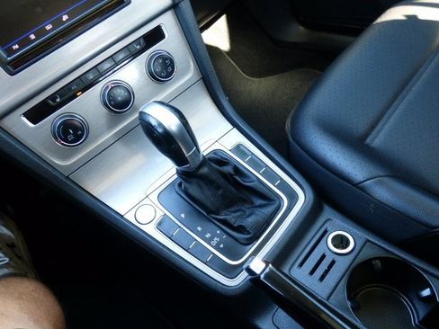 Used 2017 Volkswagen Golf SE image 14