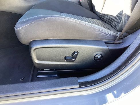 Used 2019 Dodge Charger R/T w/ Blacktop Package image 10