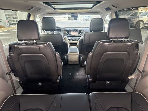 Used 2024 Chrysler Pacifica Limited image 17
