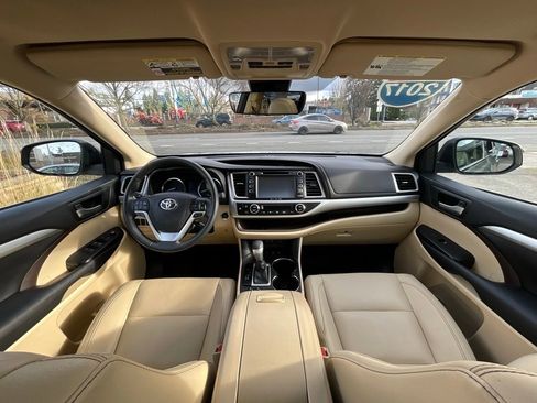 Used 2017 Toyota Highlander XLE image 17