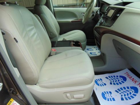 Used 2014 Toyota Sienna XLE w/ Entertainment Package FWD image 6