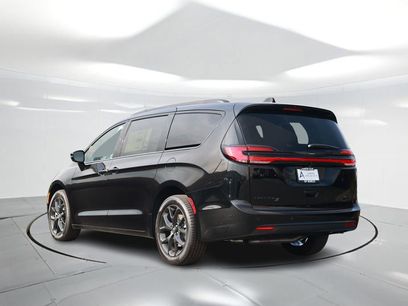 New 2026 Chrysler Pacifica Limited w/ Uconnect Theater Family Group