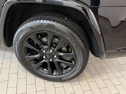 Used 2018 Jeep Grand Cherokee Altitude AWD/4WD image 11