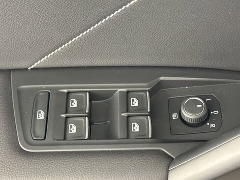 Used 2023 Volkswagen Tiguan SE image 28