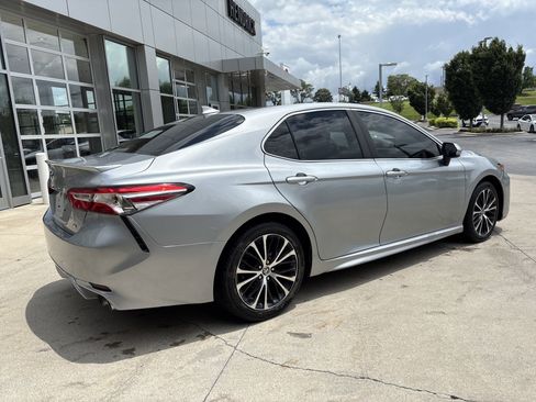 Used 2020 Toyota Camry SE FWD image 7