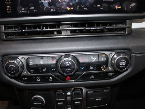 Used 2025 Jeep Wrangler Unlimited Sahara AWD/4WD image 26