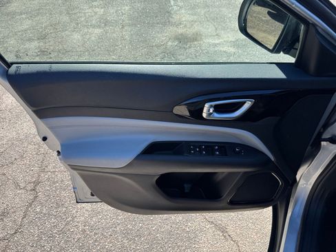 Used 2025 Jeep Compass Limited image 18