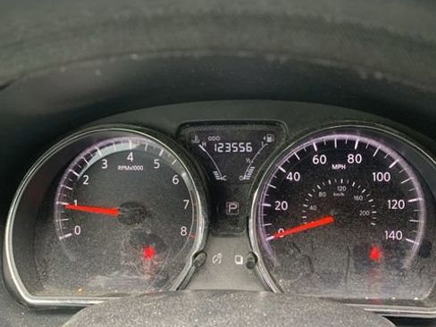 Used 2015 Nissan Versa SV FWD image 21