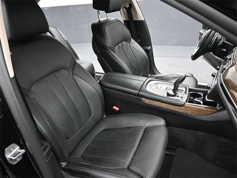 Used 2019 BMW 740i w/ Executive Package image 26