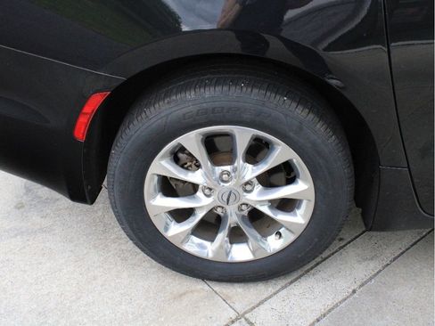Used 2021 Chrysler Pacifica Touring-L w/ Premium & Safety Sphere Group AWD/4WD image 10
