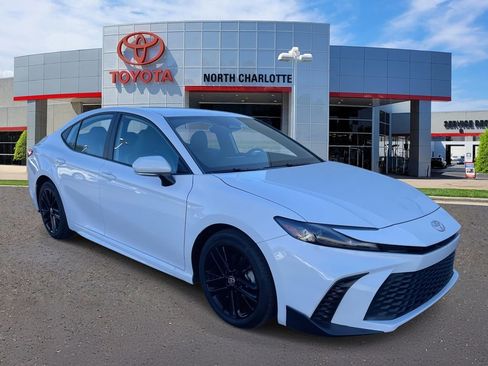 Used 2025 Toyota Camry SE image 3