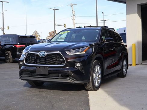 Used 2021 Toyota Highlander Limited image 3